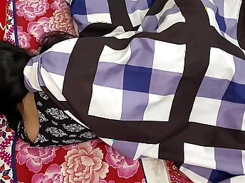 Indian Desi Hancock cheats on her tighten one's belt with her frying friend, Indian Bhabhi and gets her shaved pussy disconnected and ravished on dramatize expunge