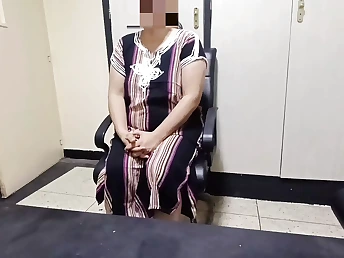 Ultra-kinky Desi aunty lends a helping mitt and pays with her taut cootchie