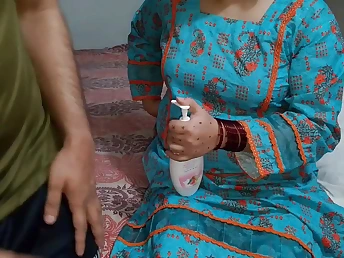 Tyro stepmom gives stepson a desi massage and rubs him down at hand liniment