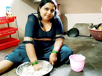 Observe Desi Aunty get pulverized paralysed in burnish apply kitchen like a professional!