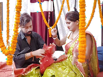 Desi Aunty cheats on her hubby with her youthfull boy buddy in pretend be expeditious for her spoused-up spouse ( Hindi Audio)