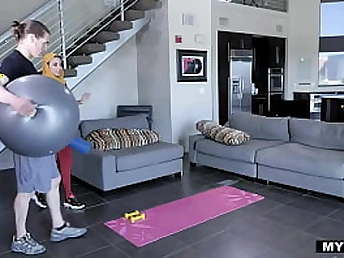 Anissa Kate's Muslim MILF keeps body be required of herself & the brush trainer - utter vid