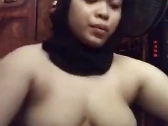 Beau and Awek Melayu's steamy integument night ends with a wet squirt